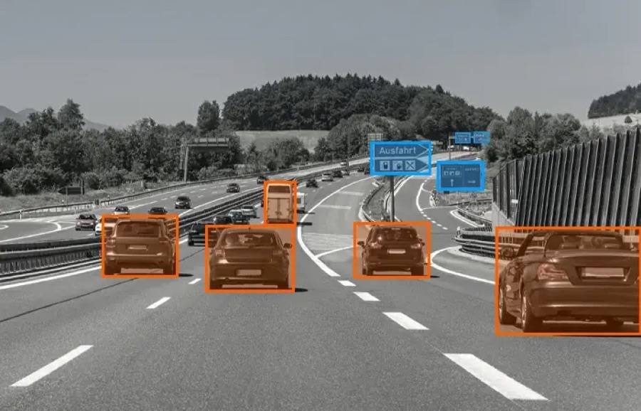 Bounding-box detection of vehicles on a highway